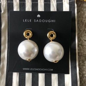 NWOT lele sadoughi pearl drop earrings